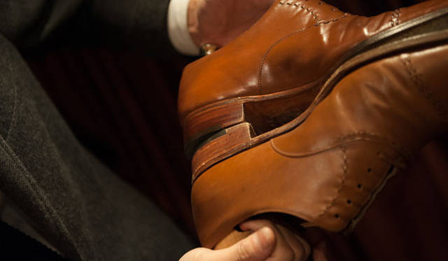 019_hankyu 表革の手入れ(16) 上が磨いた後、下が磨く前