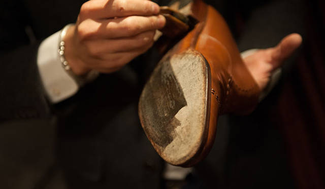 020_hankyu 表革の手入れ(17) レザーソールに栄養をあたえるため、オイル(ブリフトアッシュでは自家製)を塗る