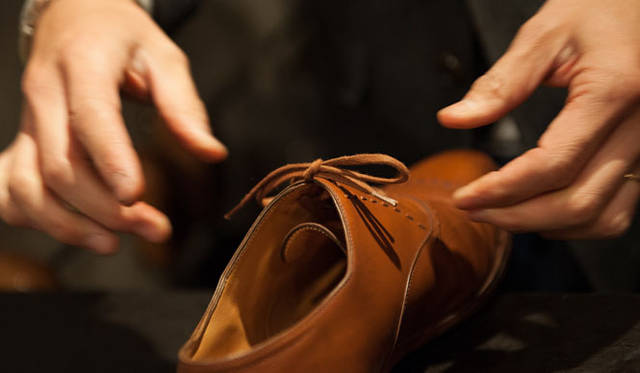 021_hankyu 表革の手入れ(18) シューレースを戻して結んで完成