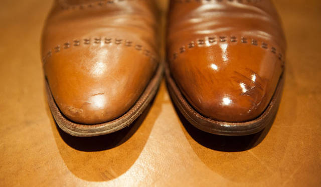 022_hankyu 表革の手入れ(19) 左の革が乾いているのがよくわかる。右は革がしっとり柔らかくなって、生き返ったようだ