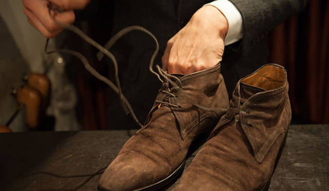 024_hankyu スウェード(1) シューレースを外す