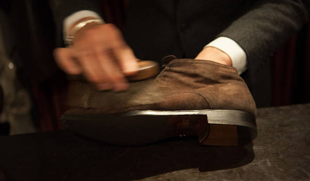 025_hankyu スウェード(2) まずはブラッシングで全体の毛並みを整えて汚れている部分を浮き上がらせる。毛の中にほこりが入り込んでいるので、入念に