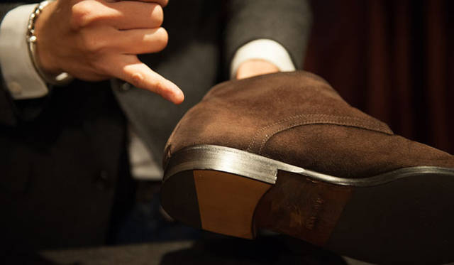 026_hankyu スウェード(3) かかと部に汚れがある