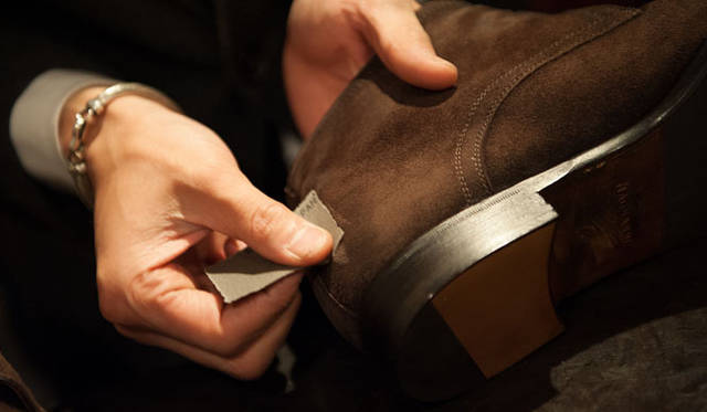 027_hankyu スウェード(4) 紙やすりで、汚れた部分の汚い毛をそぎ取る