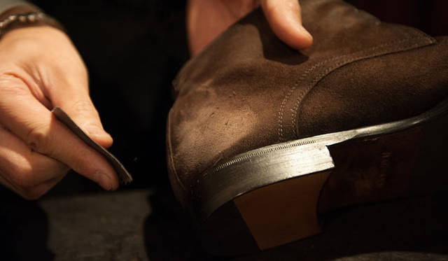 029_hankyu スウェード(6) 表面の汚れた毛をそぎ取ると、あたらしい毛が出てくるが、やり過ぎ注意