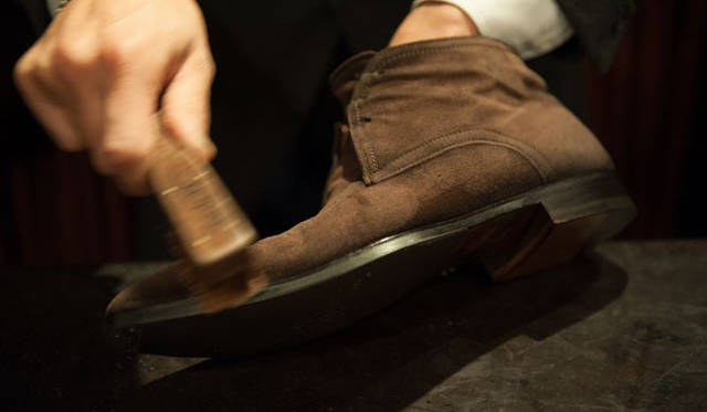 031_hankyu スウェード(8) 金ブラシで表面の毛を軽く薄く取る