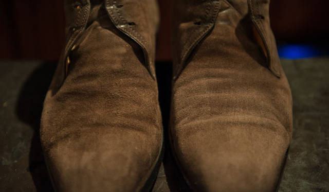 032_hankyu スウェード(9) 履きジワの中の黒ずみ汚れが取れていく