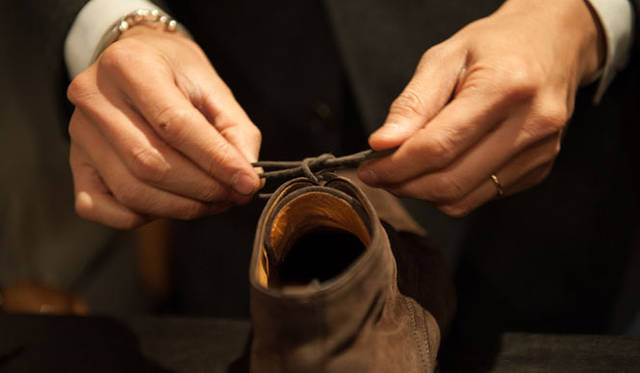 034_hankyu スウェード(11) スプレー後は乾かして、シューレースを戻す