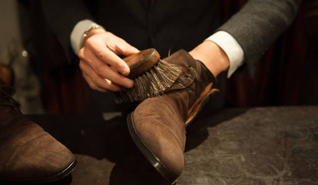 035_hankyu スウェード(12) 最後に軽くブラッシングして毛並みを整える