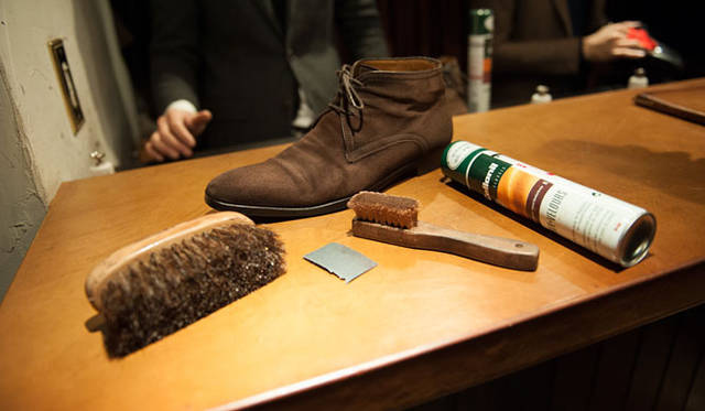 037_hankyu スウェード(14) スウェードも手入れをすれば長くもつ。「スウェードは、革に傷がついたり、革が割れたりしないので、手入れすれば一番長く履けます」と長谷川氏