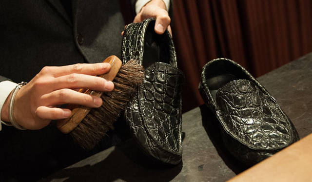 038_hankyu エキゾチックレザー(1) エキゾチックレザーもまずブラシでほこり落としから。クロコダイルなどは符(うろこの模様)のあいだにほこりが溜まるので、しっかり掻き出す