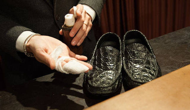 039_hankyu エキゾチックレザー(2) 表面の汚れや、古いクリームを取るためにクリーナーを。着なくなったTシャツなどで全体を拭く