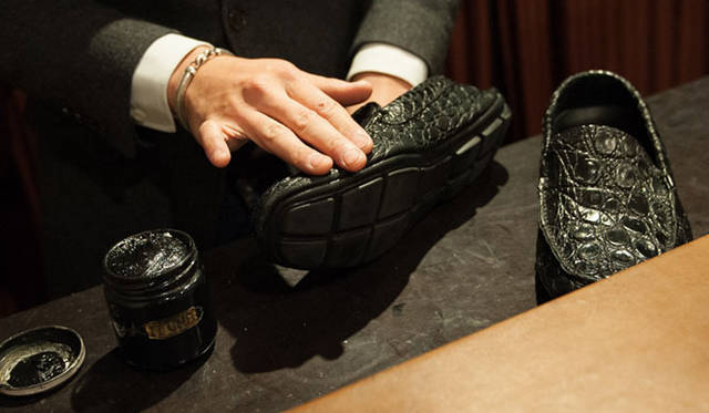 041_hankyu エキゾチックレザー(4) クリームをのばしていくが、靴につけすぎないように