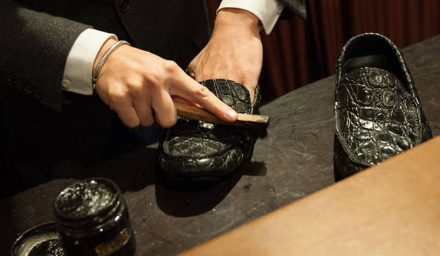 042_hankyu エキゾチックレザー(5) ブラシでクリームを塗り込む