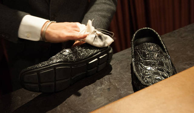 044_hankyu エキゾチックレザー(7) 最後にからぶきをすると、しっとり光って、ツヤが出てくる