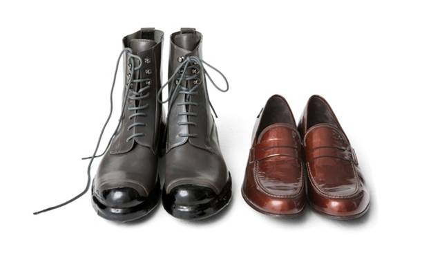 <strong>DIESEL BLACK GOLD｜ホリデーシーズンに最適なコレクション</strong>　ブーツ 　6万4050円、シューズ　5万5650円