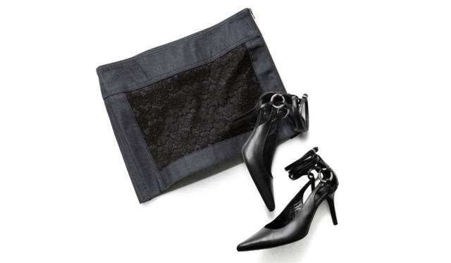 <strong>DIESEL BLACK GOLD｜ホリデーシーズンに最適なコレクション</strong>　スカート　3万6750円、シューズ　9万1350円