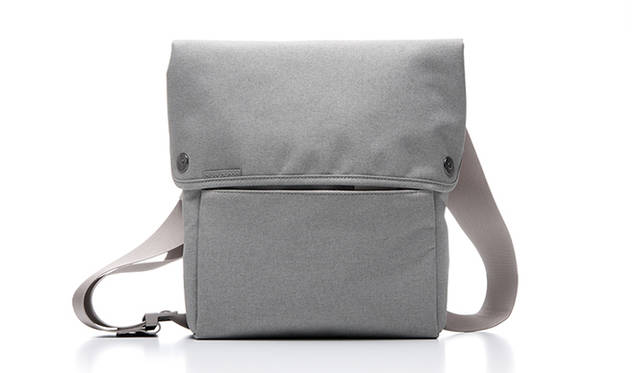 <strong>iPadショルダーバッグ</strong><br />外寸｜290×294×40mm、内寸｜250×280×15mm、重量｜297g、価格｜オープンプライス