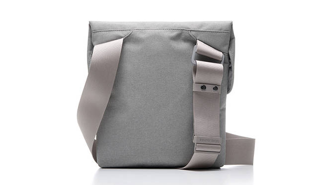 <strong>iPadショルダーバッグ</strong><br />外寸｜290×294×40mm、内寸｜250×280×15mm、重量｜297g、価格｜オープンプライス