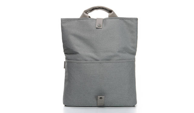 <strong>ポスタルバッグ</strong><br />外寸｜390×290×100mm（折り畳み時）、390×460×60mm（展開時）、内寸｜300×400×105mm、重量｜580g、価格｜オープンプライス 