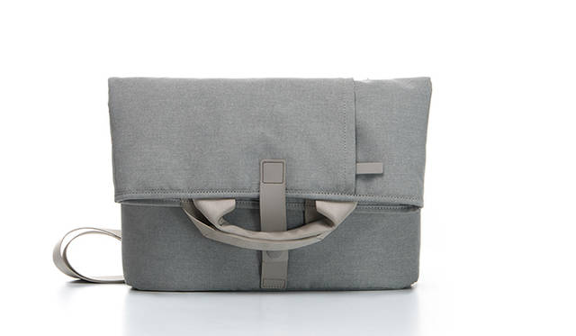 <strong>ポスタルバッグ</strong><br />外寸｜390×290×100mm（折り畳み時）、390×460×60mm（展開時）、内寸｜300×400×105mm、重量｜580g、価格｜オープンプライス 