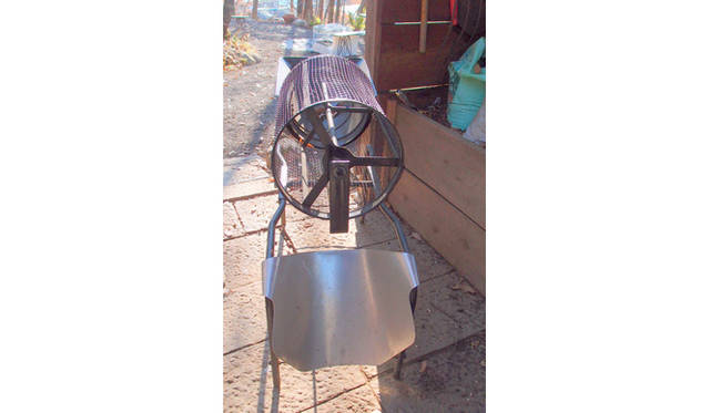 <strong>特集｜「パーマカルチャーデザイン」を暮らしのなかに</strong>　土や堆肥をふるう回転式のフルイ