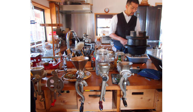 <strong>特集｜「パーマカルチャーデザイン」を暮らしのなかに</strong>　左から手動式のミンサー、リンゴの皮むき機、精米機、製粉機、ジューサー 