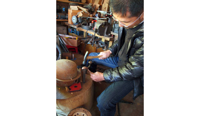 <strong>特集｜「パーマカルチャーデザイン」を暮らしのなかに</strong>　銅の叩き出しをして、キッチンスプーンを制作中