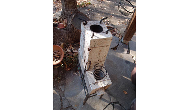 <strong>特集｜「パーマカルチャーデザイン」を暮らしのなかに</strong>　自然の仕組みである煙突効果を利用したロケットストーブ。公園や庭の落ち枝で煮炊きができる