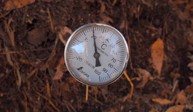 <strong>特集｜「パーマカルチャーデザイン」を暮らしのなかに</strong>　堆肥熱は40～50度にもなることもある