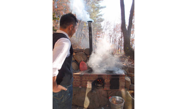 <strong>特集｜「パーマカルチャーデザイン」を暮らしのなかに</strong>　外かまどで飯と味噌汁を炊く。待つ時間も楽しい