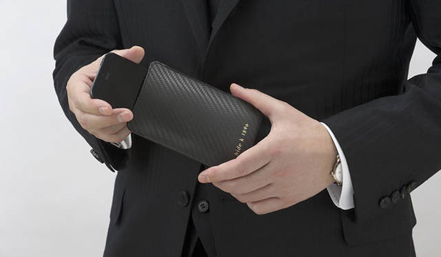 <strong>hide kasuga 1896</strong> 新素材ソフトカーボンのタブレットケース