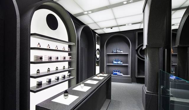 <strong>VIKTOR&ROLF｜フランスでは初となる旗艦店をパリ1区にオープン</strong>　