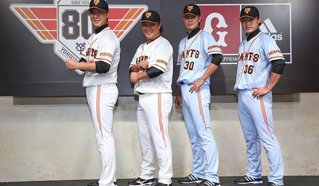 <strong>adidas｜アディダス</strong>　ホームユニフォームの左袖には大2、小2の星が輝く