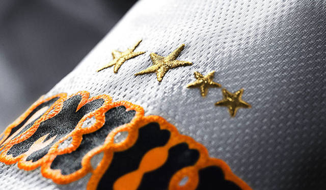 <strong>adidas｜アディダス</strong>　左袖の大2、小2の星は、日本一“22回”の証し