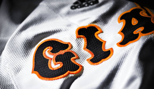 <strong>adidas｜アディダス</strong>　創設80周年記念の復刻GIANTSの文字