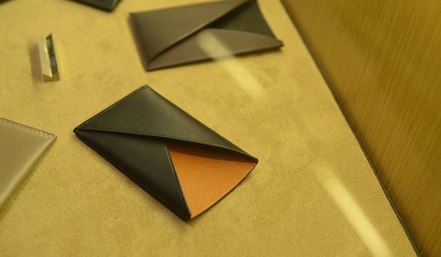 moynat_interior_24_665 1枚の革でつくられたカードケース。日本の折り紙にインスパイアされた製作されたのだとか