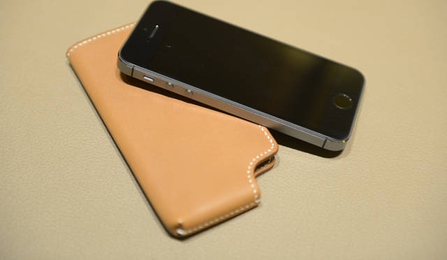 moynat_interior_23_665 iPhoneケースなど、現代を象徴するような革小物も製作している。質感は抜群