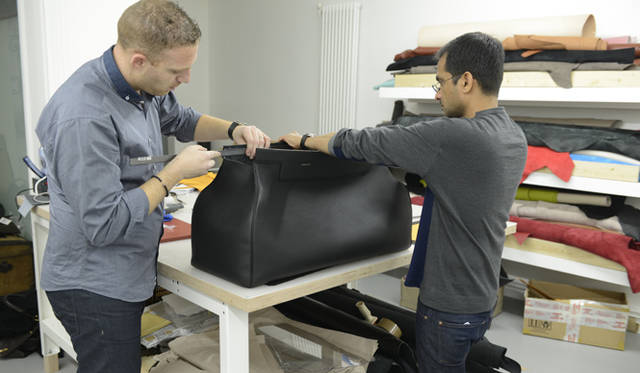 moynat_atelier_04_665 アーティスティックディレクターのラメッシュ・ナイール氏(右)も、たびたびアトリエに足を運ぶ