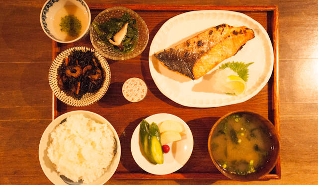 <strong>角田陽太｜東京浪漫酒場</strong>　代田橋「しゃけ小島」　上しゃけ定食。味噌汁には黒七味を添えて