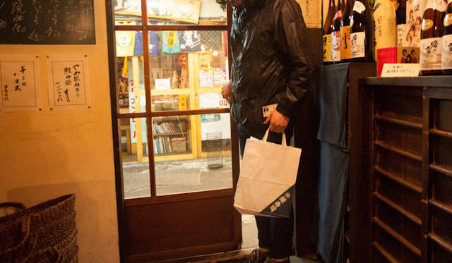 <strong>角田陽太｜東京浪漫酒場</strong>　代田橋「しゃけ小島」　すでに京成立石で呑んできており、栄寿司の土産をもっての登場