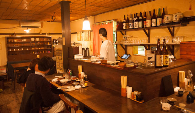 <strong>角田陽太｜東京浪漫酒場</strong>　代田橋「しゃけ小島」　奥行きのあるゆったりとしたカウンターはテーブル席よりもおすすめ