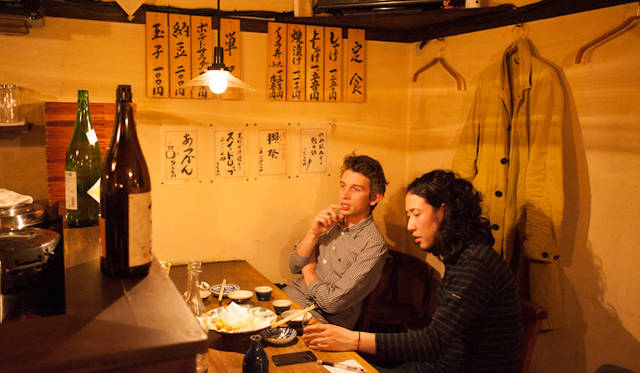 <strong>角田陽太｜東京浪漫酒場</strong>　代田橋「しゃけ小島」　まさに看板メニューの札が壁にかかる