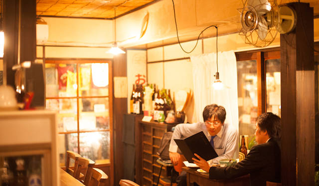 <strong>角田陽太｜東京浪漫酒場</strong>　代田橋「しゃけ小島」　外の景色も独特の雰囲気