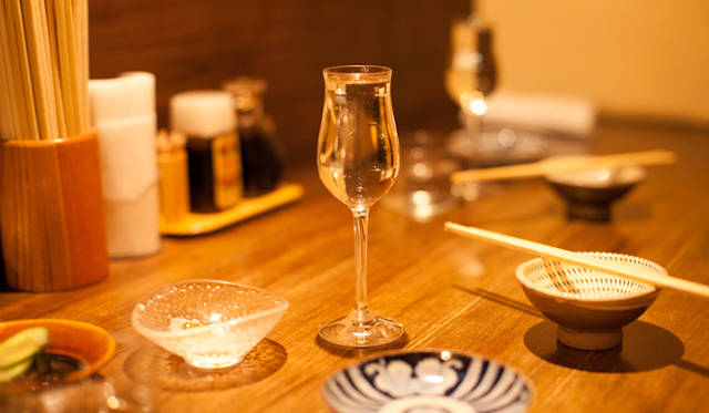 <strong>角田陽太｜東京浪漫酒場</strong>　代田橋「しゃけ小島」　冷酒グラスは口が薄く飲みやすい形状である秀逸なステムグラス。ドイツStölzle社製