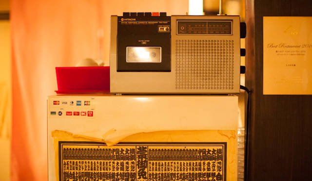 <strong>角田陽太｜東京浪漫酒場</strong>　代田橋「しゃけ小島」　BGMはHITACHIのラジオから。大相撲の番付は筆者から贈りもので、朝青龍最後の場所のもの