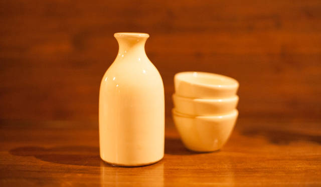 <strong>角田陽太｜東京浪漫酒場</strong>　代田橋「しゃけ小島」　出西窯のとっくりと猪口。食器も充実していて、各地の民藝が使われている