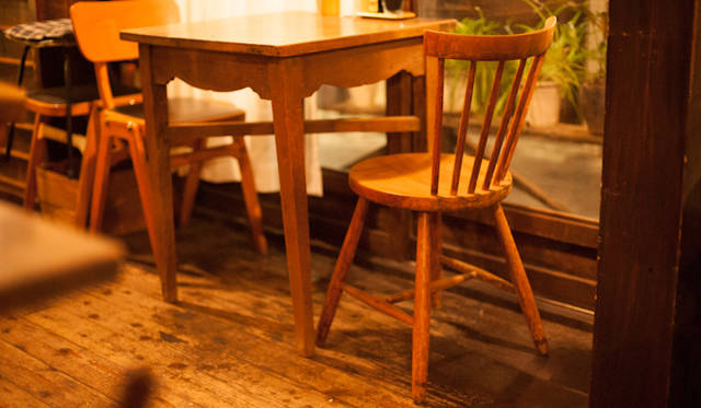 <strong>角田陽太｜東京浪漫酒場</strong>　代田橋「しゃけ小島」　日本製のウィンザーチェア。丸い座面と円弧形状の背もたれはとても簡潔なデザインで座り心地も良い