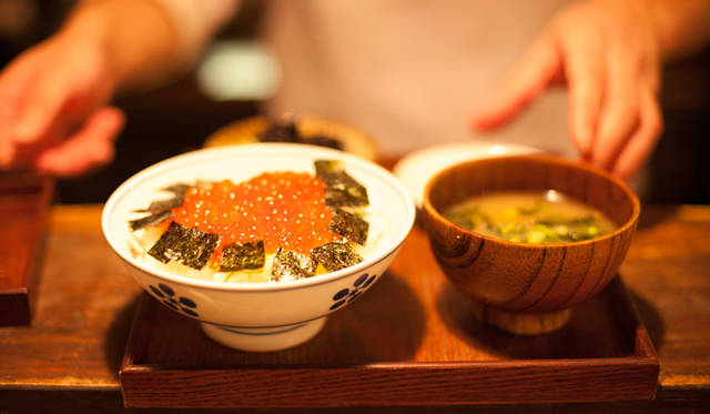 <strong>角田陽太｜東京浪漫酒場</strong>　代田橋「しゃけ小島」　人気のいくら丼。プリン体が高そうだ