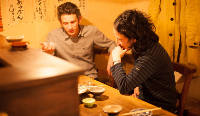 <strong>角田陽太｜東京浪漫酒場</strong>　代田橋「しゃけ小島」　話が弾む。デザイナー、Joe Nunn（左）と角田陽太